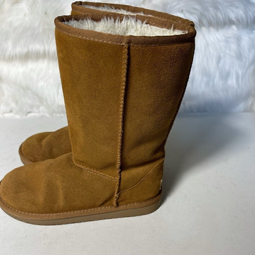 Kookaburra by UGG brown suede with sheepskin lining size 4